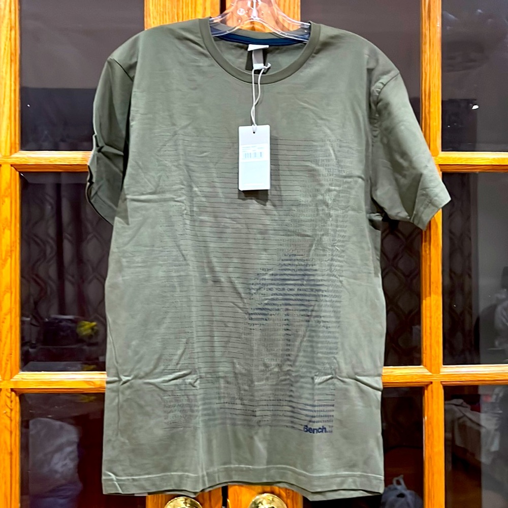 NWT BENCH Men's T-Shirt Shortsleeve Size Medium, in hunter green.
